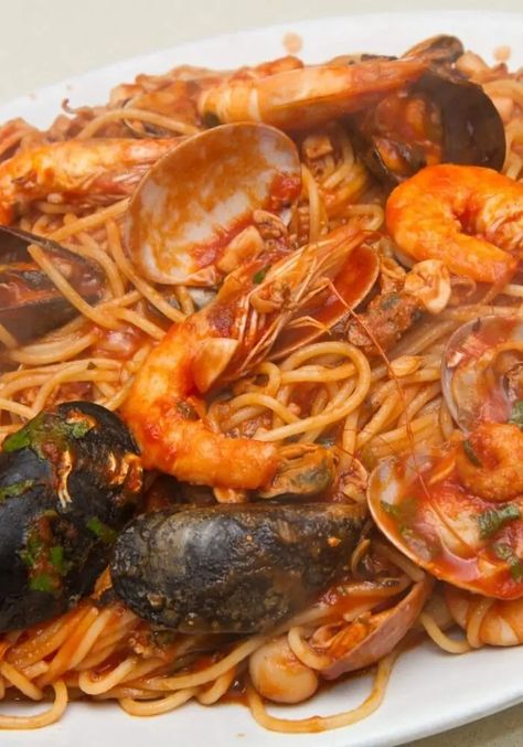 Ricetta Spaghetti allo Scoglio - Il Club delle Ricette Italian Food, Gnocchi, Japchae, Italian Recipes, Spaghetti, Pizza, Pasta, Ethnic Recipes, Pizzas