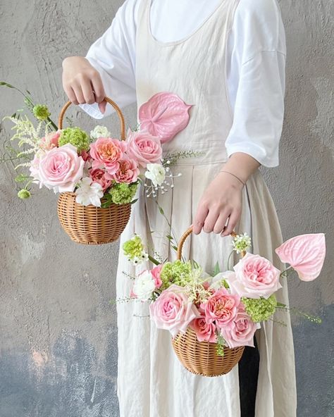 Basket Flower Arrangements, Bloom Box, Flowers Basket, Flower Box Gift, Flower Gift Ideas, Floral Baskets, Packaging Designs, Flower Packaging, Fresh Flowers Arrangements