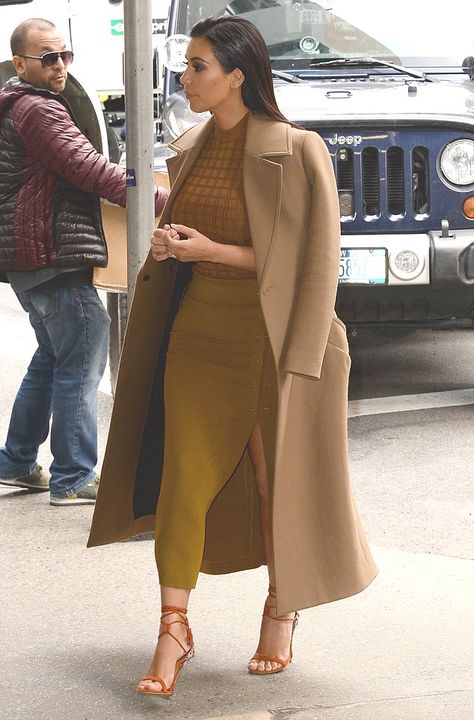 Brown Monochromatic Outfit, Estilo Kim Kardashian, Kim Kardashian Outfits, Kim K Style, Kardashian Outfit, Monochromatic Outfit, Yeezy Sneakers, Kim Kardashian Style, Kardashian Style