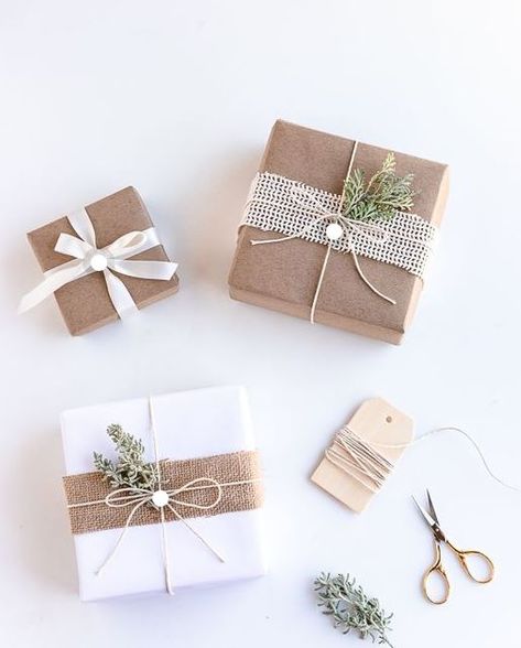 Professional Gift Ideas, Natural Gift Wrapping, Rustic Gift Wrapping, Cute Gift Wrapping Ideas, Pretty Gift Wrapping Ideas, Wrapping Inspiration, Christmas Gift Packaging, Gift Wrapping Inspiration, Gift Wrapping Ideas