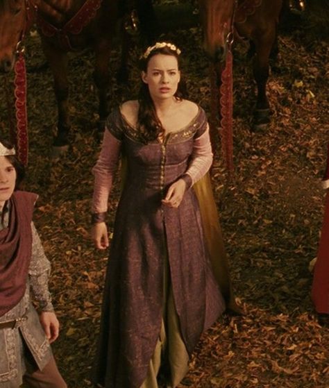 Susan all grown up dress. Susan Pevensie Dress, Narnia Costumes Susan, Queen Susan Narnia, Narnia Dresses, Susan From Narnia, Susan Pevensie Voyage Of The Dawn Treader, Narnia Caspian And Susan, Narnia Costumes, Peter Pevensie