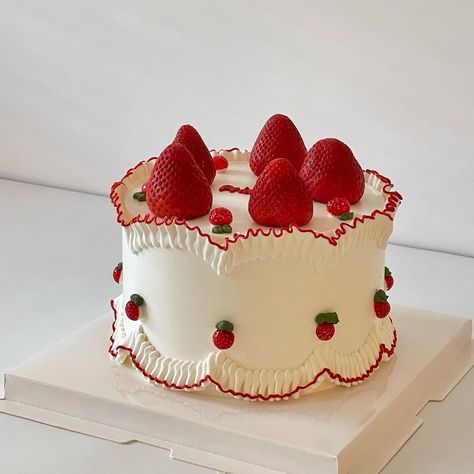 Vintage Pasta, Vintage Birthday Cakes, Cake Style, Mini Cakes Birthday, Cute Baking, Pretty Dessert, Creative Birthday Cakes, Fashion Cakes, Beautiful Cake