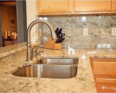 Honey colored cabinets pair with colonial gold granite on the countertops and as a backsplash. It's definitely plenty of browns and gold to give you a toned down appearance. Traditional Kitchen Table, Colonial Gold Granite, Colored Cabinets, Replacing Kitchen Countertops, Wooden Kitchen Cabinets, Kitchen Remodel Countertops, Diy Kitchen Countertops, Refacing Kitchen Cabinets, Kitchen Countertop Materials