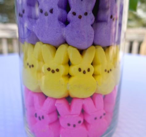 DIY Easter Centerpiece Using Marshmallow Peeps - South Lumina Style Wreath Diy Easy, Peeps Candy, Easter Centerpieces Diy, Simple Centerpiece, Peeps Easter, Marshmallow Peeps, Bunny Napkins, Easter Wreath Diy, Centerpieces Diy