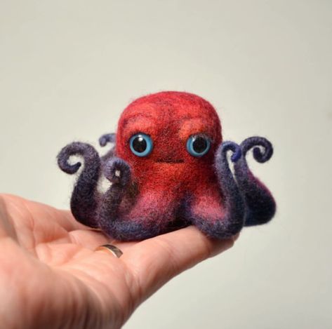 Felt Octopus, Felted Figures, Felt Monster, Felt Craft Projects, Needle Felting Diy, Felted Wool Crafts, Felt Ideas, Wool Animals, Nuno Felt Scarf