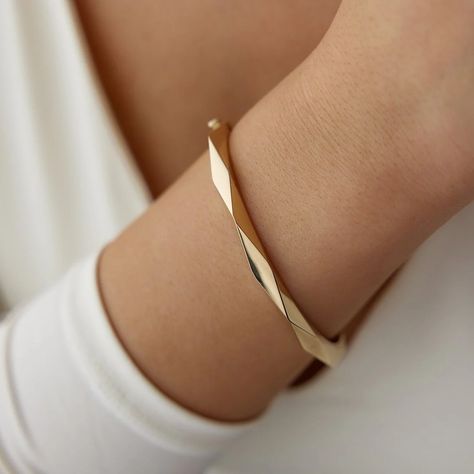 Gold Bangle For Women Classy, Gold Bracelet For Women Classy, Simple Gold Bangle, Plain Gold Bangles, Handmade Gold Necklace, Modern Bangle, Gold Bracelet Simple, Gold Jewels Design, Womens Jewelry Trends