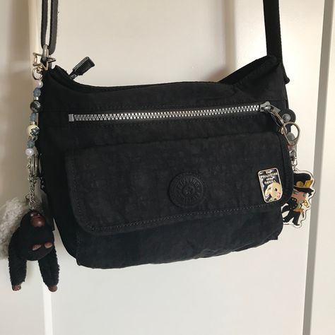 Black Crossbody Bag Aesthetic, Kipling Bag Aesthetic, Kipling Backpack Aesthetic, Messenger Bag Aesthetic, Mochila Aesthetic, Crossbody Bag Aesthetic, Kipling Backpack, Stylish School Bags, Inside My Bag