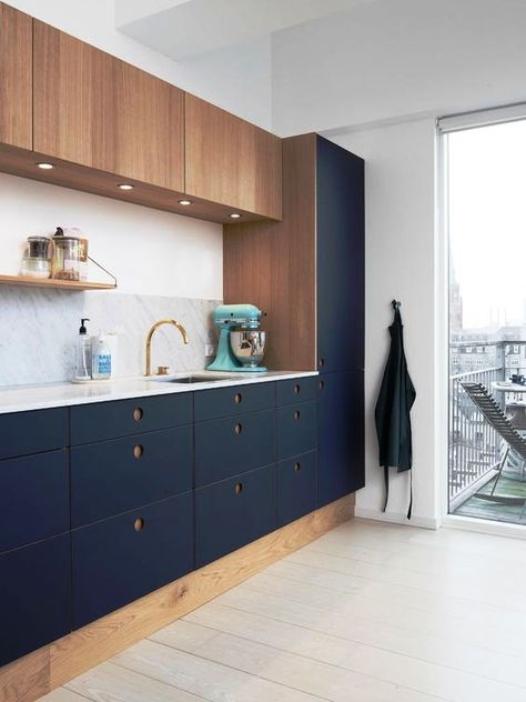 a modern kitchen with navy lower cabinets and light colored upper wooded cabinets plus a marble backsplash Dapur Ikea, Cabinets Colors, Two Tone Kitchen, Herringbone Backsplash, Cabinet Fronts, New Kitchen Cabinets, Blue Cabinets, Blue Kitchens, Ikea Kitchen