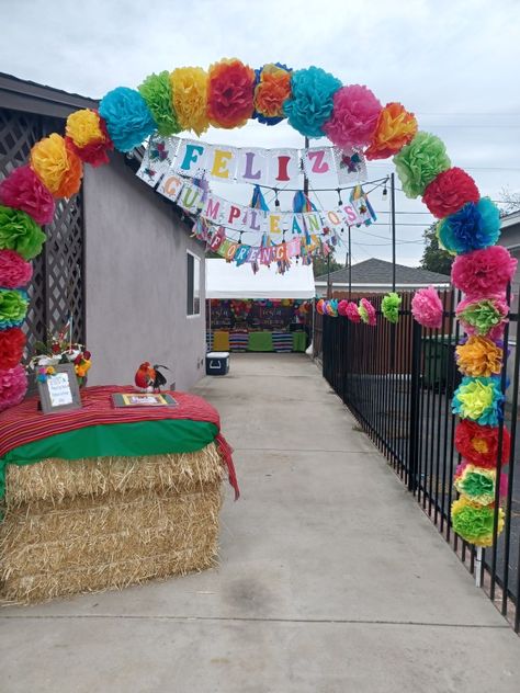 Mexican Theme Party Balloon Arch, Rustic Mexican Birthday Party, Mexican Theme House Warming Party, 60 Birthday Party Ideas Mexican, Mexico Themed Birthday Party, Picolandia Party, 50 Mexican Theme Party, Centerpieces For Mexican Theme Party, Fiesta Wedding Centerpieces