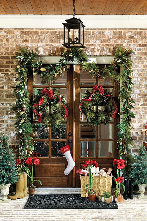 Wreaths are wonderful. Hang one on your front door and you instantly create a warm, welcoming entrance for your guests that lasts all season... Deck Gardening, Christmas Doors, Christmas Door Decoration, Front Door Christmas Decorations, Holiday Greenery, Christmas Front Doors, Simple Christmas Decor, Christmas Porch, Christmas Door Decorations