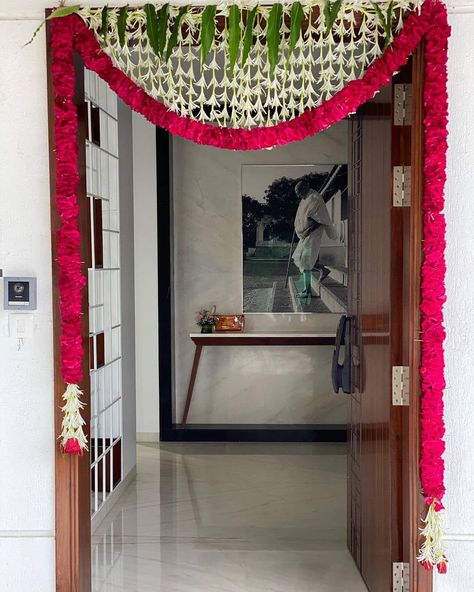 Elegant door decor with a classy red and white combination.. Decor @eventsandco_m Follow www.decorsutrablog.com for Ideas about Indian Wedding Decor Email your original pictures to @decorsutrablog@gmail.com to get featured. #wedmegood #weddingsutra #shaadisaga #shaadimagic #weddingz #WeddingInspiration #decoration #weddinginspo #instawedding #weddingflowers #haldiceremony #weddingreception #traditionalwedding #engagementdecor #weddingdetails #indianweddings #shaadi #dreamwedding #northindian Pocket Doors Closet, Pocket Doors Pantry, Home Decor Ideas For Diwali, Modern Door Design, Door Flower Decoration, Leaf Decor Wedding, Double Pocket Doors, Home Flower Decor, Indian Wedding Decor