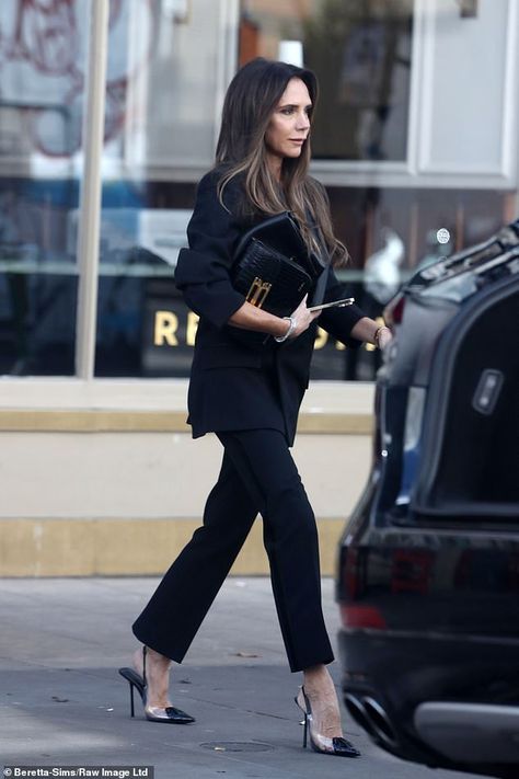 Victoria Beckham Work Outfits, Victoria Beckham Black Outfit, Victoria Beckham Style 2024, Victoria Beckham Hair 2023, Victoria Beckham Style 2023, Victoria Beckham 2024, Victoria Beckham Suit, Victoria Beckham Winter Style, Victoria Beckham 2023