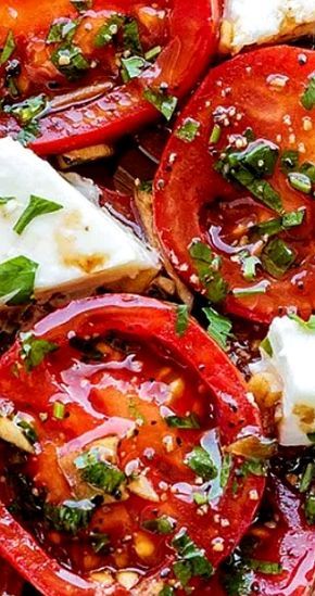 Tomatoes With Mozzarella, Tomato Dishes, Marinated Tomatoes, Fresh Tomato Recipes, Sliced Tomatoes, Tomato Salad Recipes, Tomate Mozzarella, Veggie Side Dishes, Tomato Salad