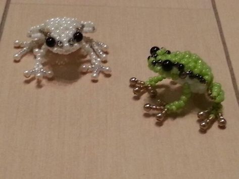 Bead Pets Pattern Diy Tutorial, Beaded Frog Pattern, Seed Bead Frog, Seed Bead Animals, Bead Frog, Beaded Frog, Bead Animals, Seed Bead Crafts, Bead Charms Diy