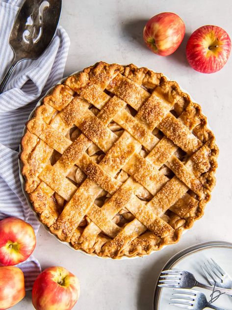 the best apple pie with lattice top crust. Pie Crust Recipe Video, Buttery Flaky Pie Crust, Tarte Vegan, Salted Caramel Apple Pie, Vegan Apple Pie, Homemade Pie Crust Recipe, Gluten Free Pie Crust, Classic Apple Pie, Sally's Baking