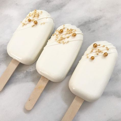 Engagement Cakesicles, White And Gold Cakesicles, Cakesicle Designs, Gold Cakesicles, Diy Cake Recipes, No Bake Cake Pops, Popsicles Cake, Ice Cream Cake Pops, Diy Cake Pops