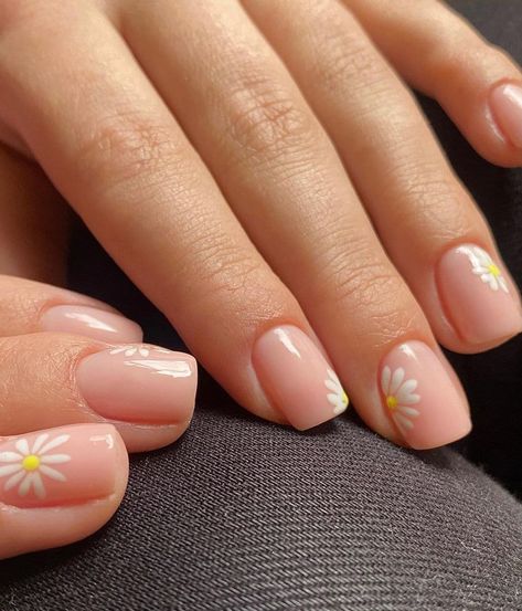 Best 2022 Short Nail Trends to Inspire You Short Nail Trends, Trendy Short Nails, Short Nail Manicure, Nagel Tips, Daisy Nails, Short Square Nails, Simple Gel Nails, Short Nail, Round Nails