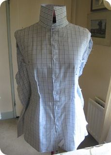 How to upcycle a man's shirt into a shirt for a woman Umgestaltete Shirts, Sewing Men, Mens Shirt Refashion, Sewing Alterations, Shirt Refashion, Refashion Clothes, Upcycle Clothes, Sewing Clothes, Mens Shirt Dress