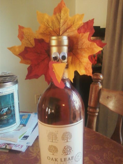 Thanksgiving Turkey Wine Bottle--Hostess Gift  :) Turkey Wine, Easy Diy Thanksgiving, Thanksgiving Hostess, Thanksgiving Crafts Diy, Easy Thanksgiving Crafts, Thanksgiving Treats, Thanksgiving Crafts For Kids, Diy Thanksgiving, Thanksgiving Diy