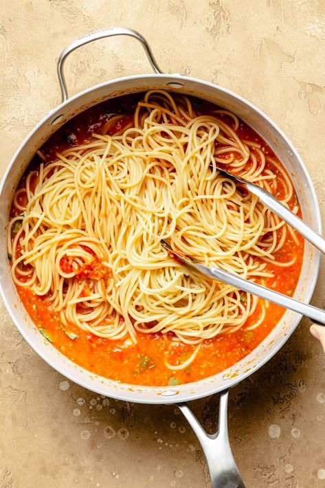 Simple and delicious pasta pomodoro made in just 30 minutes with burst cherry tomatoes, garlic, and fresh basil. This easy pasta pomodoro recipe makes a wonderful weeknight meal the whole family will love! Pasta Pomodoro Recipe, Burst Cherry Tomatoes, Pomodoro Recipe, Pasta Pomodoro, Cherry Tomato Sauce, Ambitious Kitchen, Seasonal Cooking, Homemade Meatballs, Delicious Pasta