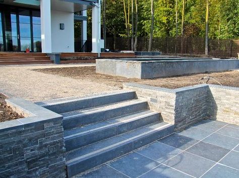 Front Garden Ideas Uk, Patio Chico, Front Garden Ideas, Garden Ideas Uk, Patio Steps, Landscaping Retaining Walls, Garden Stairs, Sloped Garden, Garden Steps