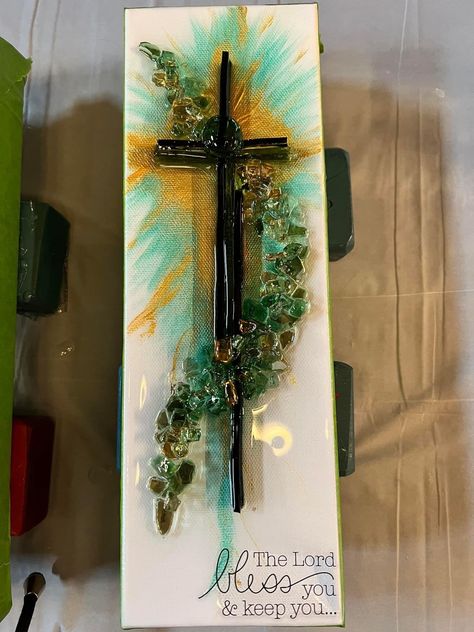 Glass Crafts Diy, Broken Glass Crafts, Resin Cross, Fused Glass Wall Art, Glass Mosaic Art, Glass Art Projects, Cross Art, Shattered Glass, Diy Resin Art