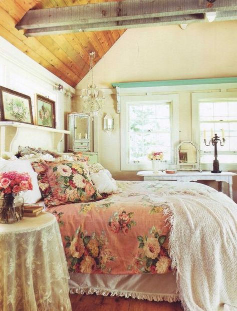 Eye For Design: Create Cozy English Cottage Rooms With Floral Chintz Fabric Romantic Country Bedrooms, Shabby Chic Decorating, Elegant Bedroom Decor, Cottage Room, Romantic Cottage, Cottage Bedroom, Shabby Chic Bedroom, Bedroom Style, Shabby Chic Bedrooms