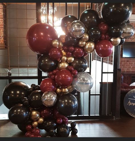 Hollywood Balloons, Burgundy Balloon Garland, Black Birthday Decorations, Baloon Garland, Black Party Decorations, Deco Ballon, Black And Gold Balloons, Black Birthday, Balloon Arrangements