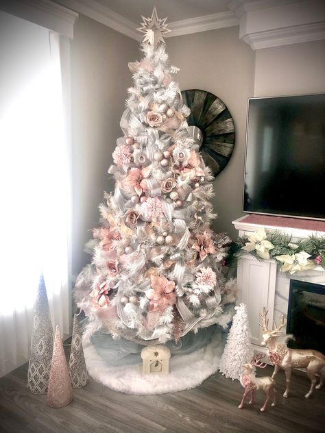 #rosegdchristmas #blushandwhite #beautifulchristmas #chritmastree Brad Impodobit, Pink Xmas, Wreath Decor, Flower Wreath, Christmas Trees, Decor Gifts, Wreath, Christmas Decorations, Trees