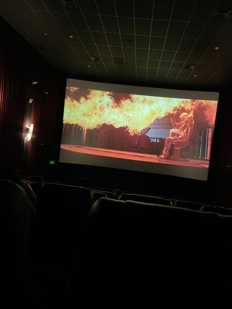 Fake Movie Theater Snap, Theater Snapchat Stories, Theatre Snapchat Stories, Movie Theatre Snap, Cinema Fake, Walking Dead Wallpaper, Theatre Pictures, Faux Snap, Fake Pics