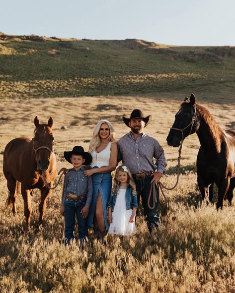 Family With Horses Photography, Country Western Family Photos, Summer Western Family Photos, Family Country Pictures, Family Photos At Farm, Western Sibling Pictures, Western Chic Family Photos, Cowgirl Family Pictures, Western Inspired Family Photo