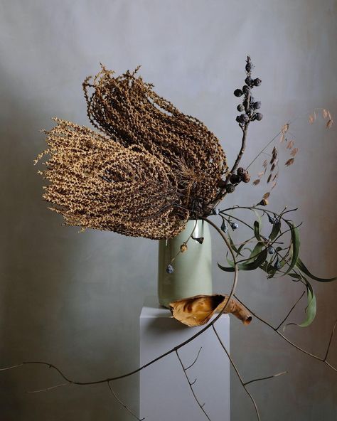 Dry Flower Centerpieces, Aiku Floral, Sage Green Vase, Dry Flower Arrangements, Japanese Floral Design, Gregor Lersch, Flower Reference, Floral Vases, Floral Art Arrangements