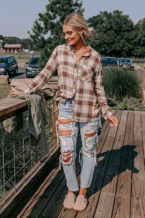 You will be looking cute around the bonfire when you arrive in this darling flannel featuring lightweight material patterned with a wine and olive hued plaid print, a button down front with a collared neckline, long loose sleeves with button closure cuffs, a single accent chest pocket, and a relaxed silhouette that falls into a rounded hemline! Measurements S : Bust 38", Hip 38", Length 30", Sleeve Length 23", Waist 36". M : Bust 40", Hip 40", Length 30", Sleeve Length 23.5", Waist 38". L : Bust Desert Fall Outfits, Indiana Fall Outfits, Classic Country Style Fashion, Boho Farmhouse Outfits, Women's Fashion Size 12 Outfit, Paint N Sip Outfit, Thanksgiving Flannel Outfit, Women Rock Outfits, Cabin Outfits Fall