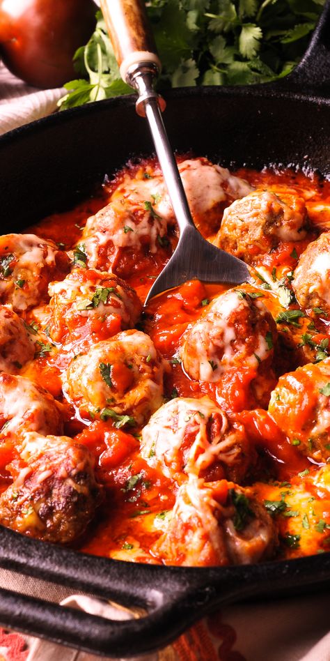 Mozzarella Baked Meatballs are so easy to make during busy weeknights! #meatballs #mozzarella Meatball Mozzarella Bake, Italian Entrees, Juicy Meatballs, Healthy Ramen, Easy Meatball, Meatball Dishes, Baked Meatballs, Sausage Pasta Recipes, Meatball Recipes Easy