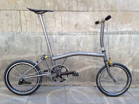 A custom Brompton that I'd actually consider... probably needs a bigger gear ratio, and a belt drive... Obviously! Mini Velo, Brompton Bicycle, Foldable Bikes, Urban Bicycle, Folding Bicycle, Custom Bicycle, Cycling Art, Flat Tire, Bicycle Design