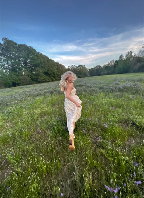 Running In Field Photography, Wildflower Field Senior Pictures, Ingenue Archetype, Field Photoshoot Poses, Open Field Photoshoot, Meadow Photoshoot, Field Pics, Meadow Photography, Senior Portrait Outfits