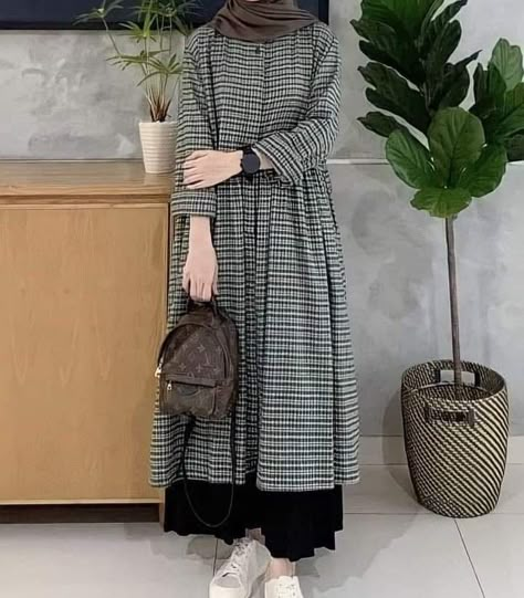 College Dressing Style, Skirt Modest Outfits, Hijab Outfit Modest, Casual Classy Dress, Muslim Fashion Dress Modern, Muslimah Outfit Ideas, Hijab Syar'i Style, Hijab Style Outfits, Clothing Design Details