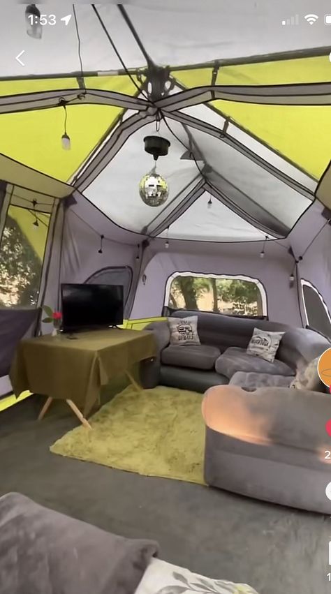 Tent Camping Set Up Ideas Aesthetic, Tent Living Room, Cute Campsite Setup, Backyard Camping Sleepover, Cozy Camping Tent, Festival Glamping, Tent Camp Set Up Ideas, Festival Camping Setup, Lake House Food