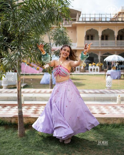 Are you looking for a unique outfit and look for your Haldi ceremony? We have got you covered with the best outfit options. Tap the link now to explore 🩷 | Picture Credits: @jodiclickers.co | #ShaadikiTaiyari Aasaan Hai Non Yellow Haldi Outfit, Bride To Be Party Dress, Lengha Blouse, Lengha Blouse Designs, Haldi Dress, Party Vibe, Haldi Outfit, Surbhi Chandna, Witty One Liners