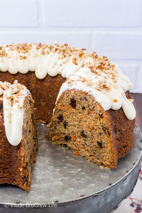 Carrot Bundt Cake - plenty of spices, carrots, nuts, and raisins add texture and flavor to this easy homemade cake. Great recipe for Easter parties and dinners! Carrot Cake Recipe With Raisins, Carrot Bundt Cake, Cake With Pineapple, Easy Dump Cake Recipe, Raisin Cake, Beef Recipe Instant Pot, Raisin Recipes, Easy Carrot Cake, Easy Dessert Recipes Quick