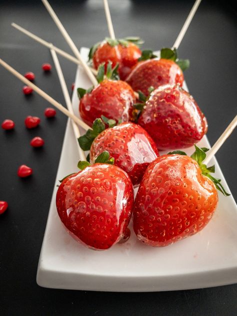 Tanghulu Recipe - Strawberry Tanghulu Food Dessert Aesthetic, Tanghulu Recipe, Strawberry Tanghulu, Sugar Strawberries, Candied Strawberries, Slow Roasted Tomatoes, Toffee Recipe, Strawberry Candy, Atami