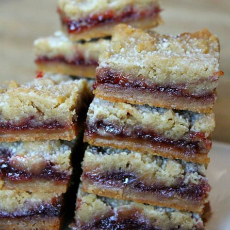 Raspberry Shortbread Bars - RecipeBoy Good Dessert Recipes, Raspberry Shortbread Bars, Snow Science, Raspberry Recipe, Raspberry Shortbread, Shortbread Bars Recipes, Berry Desserts, Raspberry Jam Recipe, Viral Recipes