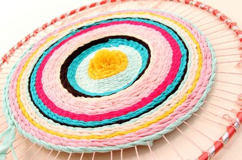 Really fun and detailed tutorial on how to make rag rug from old t-shirts, and how to weave beautiful rugs on a cardboard loom or hula hoop loom! Hula Hoop Rug, Cardboard Loom, Rag Rug Diy, Making Rugs, Christmas Diy Kids, Rag Rug Tutorial, Braided Rug Diy, Crochet Rag Rug, Design Tricks