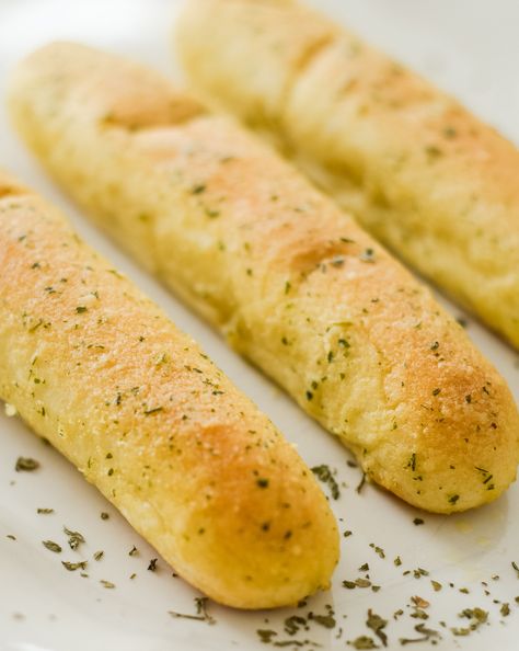 In just 4 minutes cook these frozen breadsticks in air fryer or Ninja Foodi. These are simply being heated up in your air fryer! Breadsticks In Air Fryer, Air Fryer Bread, Homemade Breadsticks, Ninja Air Fryer, Bread Sticks, Texas Toast, Cheesy Bread, Ninja Foodi, Breadsticks