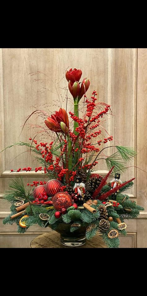 Christmas Vase Arrangements, Amaryllis Arrangement, Amaryllis Christmas, Christmas Arrangements Centerpieces, Xmas Flowers, Christmas Floral Designs, Christmas Stairs Decorations, Winter Floral Arrangements, Floral Art Arrangements