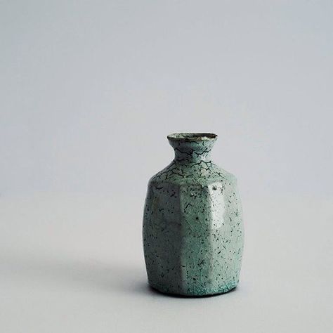 Akiko Hirai #sake #bottle #glaze #green #blue #texture #handmade #hampstead #london #art #gallery Akiko Hirai, Korean Pottery, Bottle Ceramic, London Art Gallery, Hampstead London, Pottery Bottles, Sake Cups, Organic Ceramics, Sake Bottle