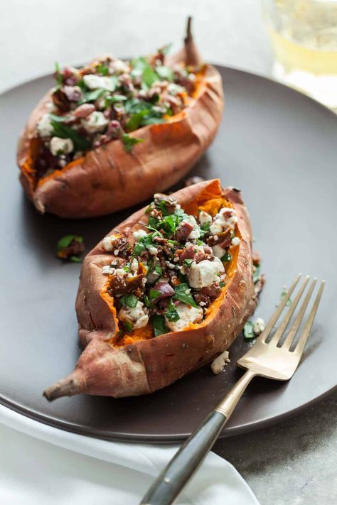 Enjoy the flavors of the Mediterranean with these easy to make baked sweet potatoes stuffed with feta, sundried tomatoes and olives. Healthy Baked Potatoes, Jacket Potato Recipe, Chicken Beans, Meals Without Meat, Stuffed Sweet Potatoes, Jacket Potato, Baked Potato Recipes, Fast Healthy Meals, Healthy Ingredients