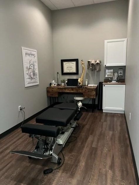 Chiro Office Design, Chiropractic Room Design, Small Chiropractic Office Design, Physical Therapy Office Design, Physiotherapy Room Decor, Physio Office, Physiotherapy Office, Chiropractor Aesthetic, Physical Therapy Clinic Design