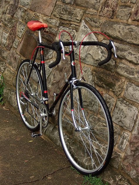 Schwinn Voyageur - front angle view Schwinn Vintage, Bike Restoration, Bianchi Road Bike, Classic Road Bike, Road Bike Vintage, Vintage Peugeot Bicycle, Touring Bike, Road Bicycle, Old Bikes