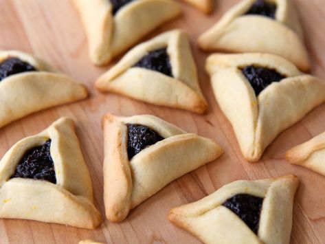 Prune filling (or lekvar plum butter) for Hamantaschen. My mother always made this iconic cookie for the Jewish holiday of Purim with prune filling. Hers had chopped walnuts in it, and I don't think there was any orange juice or brown sugar involved. But this does sound good! Hamantashen Cookies, Hamantaschen Filling, Hamantaschen Cookies, Purim Recipe, Hamantaschen Recipe, Plum Butter, Poppy Seed Filling, Filled Cookies, Kosher Recipes